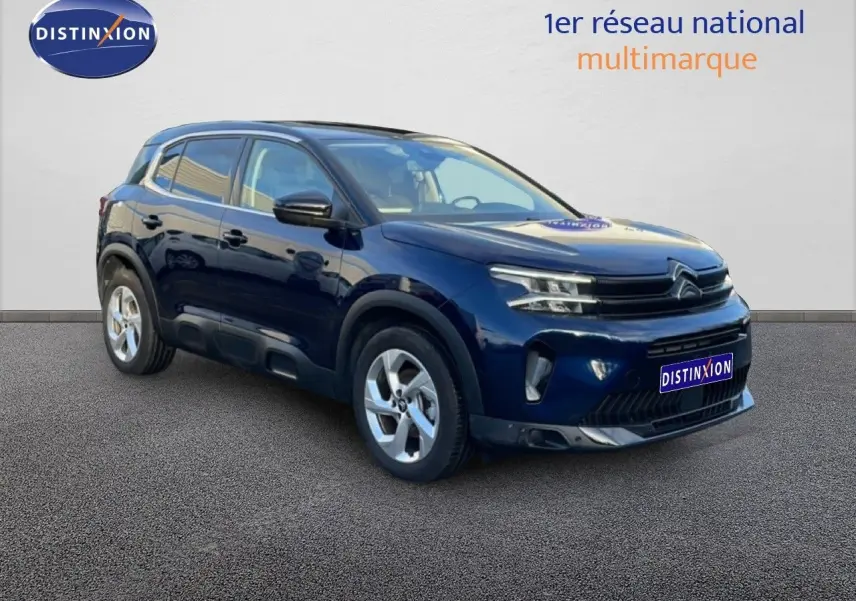 Citroën C5 Aircross bleu Eclipse métal en 3/4 avant droit, avec jantes alliage et calandre distinctive.