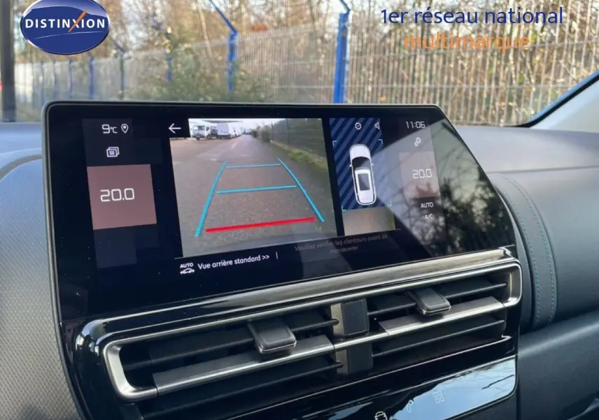 Écran central affichant la caméra de recul du Citroën C5 Aircross bleu Eclipse Metal, avec vue arrière et guidage.