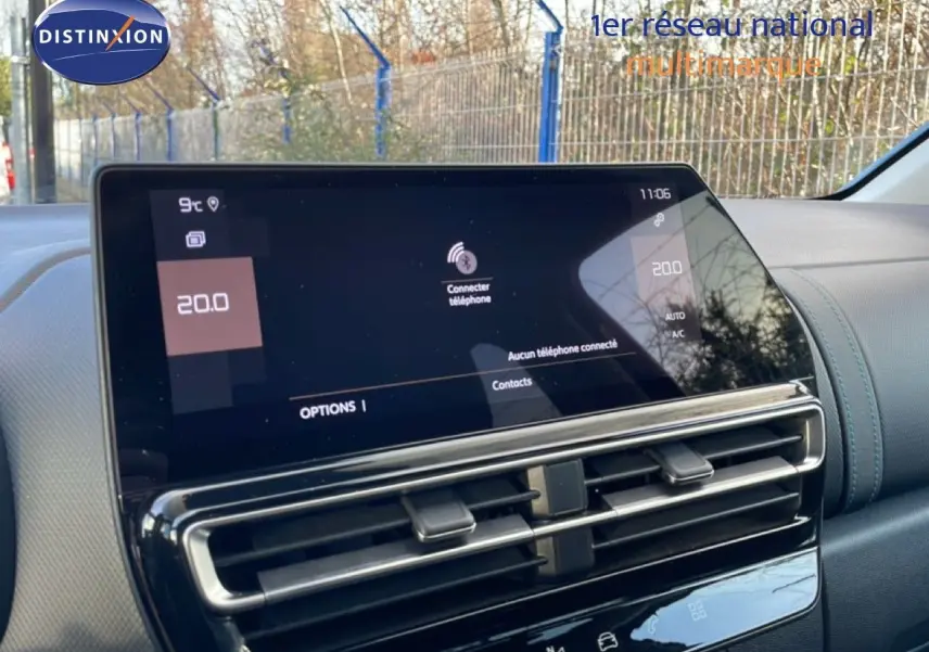 Écran tactile central et aérateurs du tableau de bord intérieur du Citroën C5 Aircross bleu Eclipse Metal.