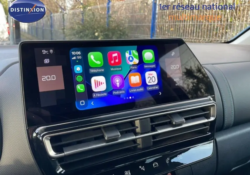 Vue rapprochée de l'écran tactile central du tableau de bord du Citroën C5 Aircross 2025, affichant les applications connectées.