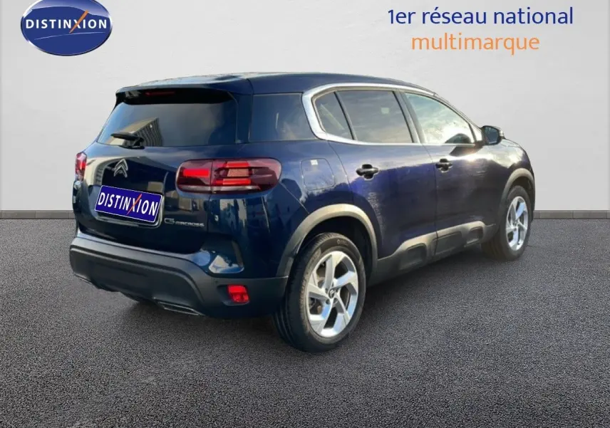 Vue 3/4 arrière droite du Citroën C5 Aircross bleu Eclipse Métal avec jantes alliage et vitres teintées.