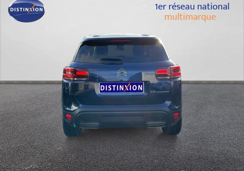 Vue arrière d'un Citroën C5 Aircross bleu eclipse metal 2025, avec feux LED et logo distinctif au centre.