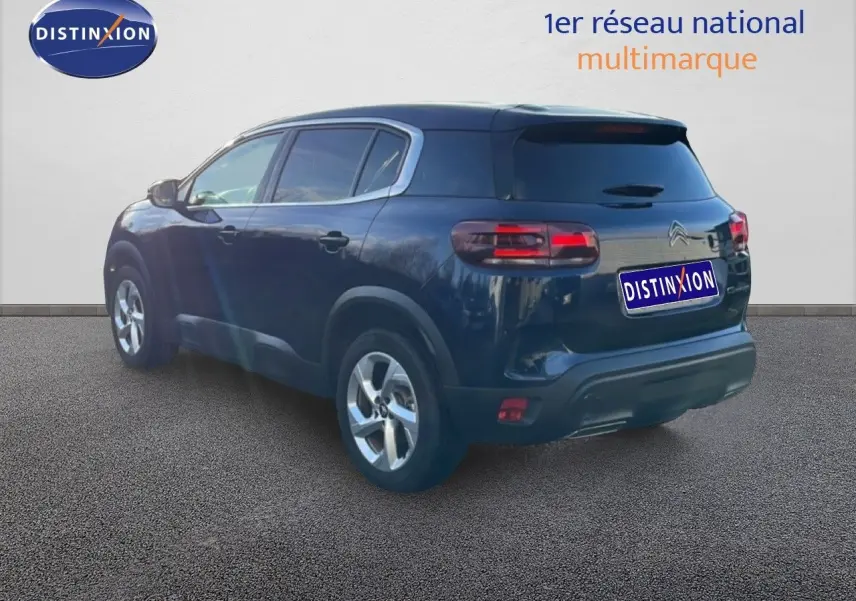 Vue 3/4 arrière droite du Citroën C5 Aircross bleu Eclipse Metal avec jantes alliage et vitres teintées.