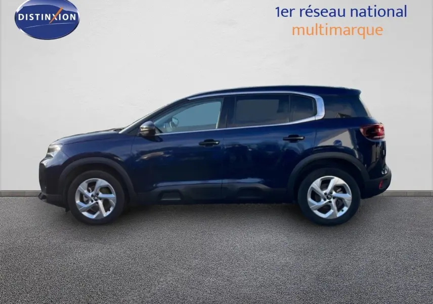 Profil latéral droit d'un Citroën C5 Aircross 2025 bleu eclipse métal avec jantes alliage et vitres teintées.