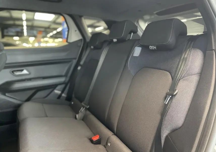 Vue intérieure côté droit sur la banquette arrière en tissu gris foncé du Dacia Duster 2025.