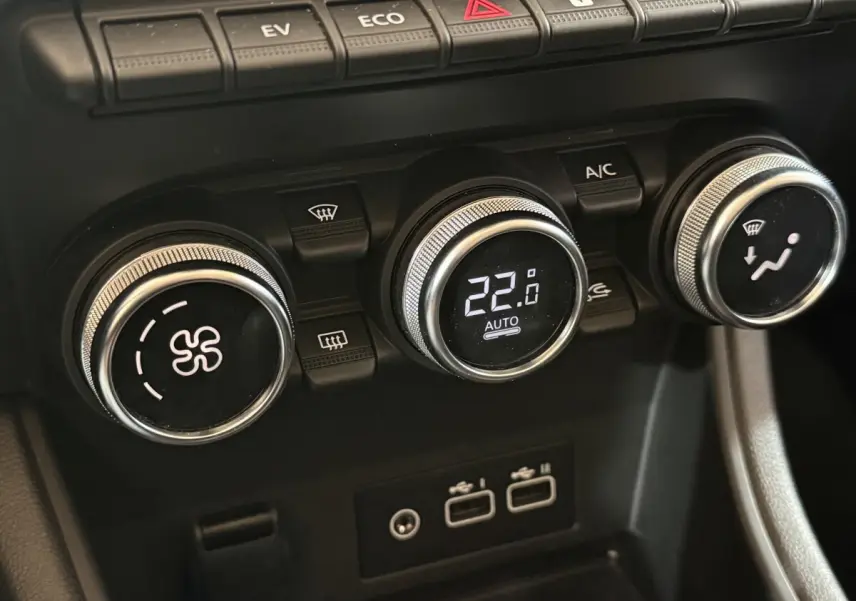 Gros plan sur les commandes de climatisation du Renault Captur bleu 2024 avec affichage digital à 22°C.