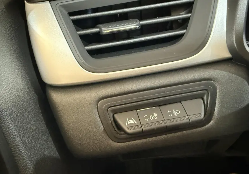 Détail du tableau de bord noir et gris du Renault Captur 2024 avec commandes d'assistance à la conduite.