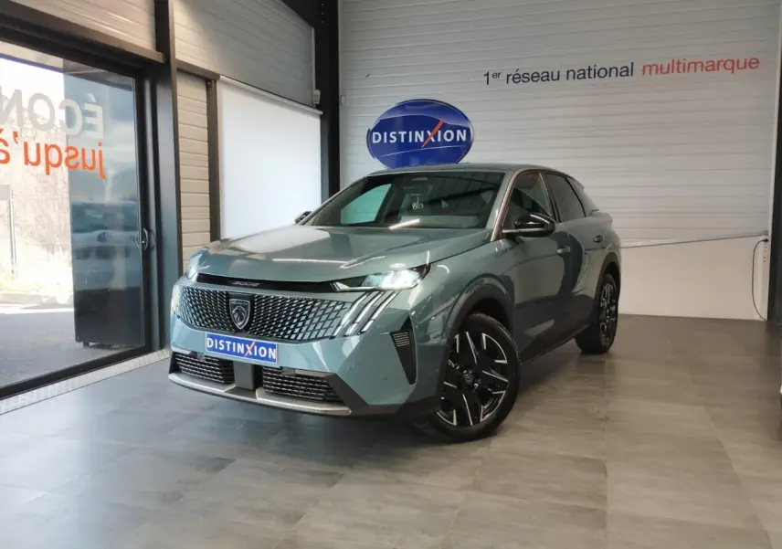 Peugeot 3008 bleu azur en 3/4 avant droit, avec calandre noire laquée et jantes alliage noires brillantes.