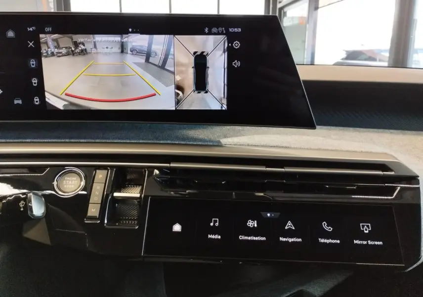 Vue rapprochée de la console centrale et écran incurvé flottant du Peugeot 3008 Bleu Azul, affichant la caméra de recul et commandes tactiles.