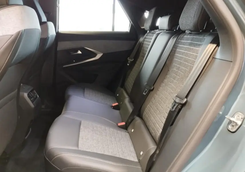 Vue côté droit de la banquette arrière bi-matière gris et noir du Peugeot 3008 Bleu Azul 2025.