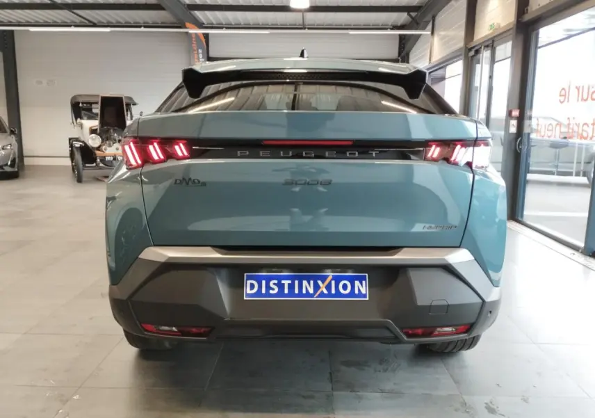 Vue arrière d'un Peugeot 3008 hybride bleu Azul avec feux arrière LED à 3 griffes et bandeau noir laqué.