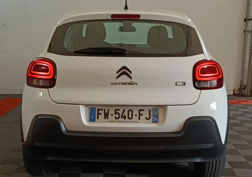 Vue arrière d'une Citroën C3 blanche 2020 avec feux arrière LED et pare-chocs noir contrastant.