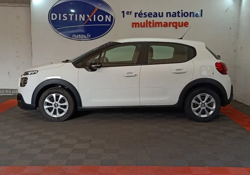 Vue latérale droite d'une Citroën C3 blanche 2020 avec jantes alliage et protections noires sur les passages de roues.