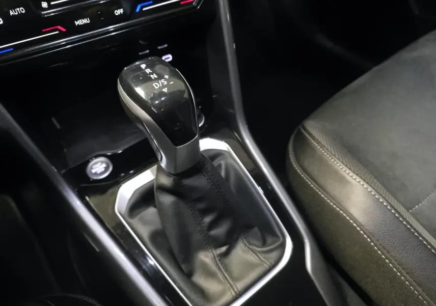 Le levier de vitesse automatique noir du Volkswagen T-Roc 2022, avec console centrale et siège en sellerie Artvelours.