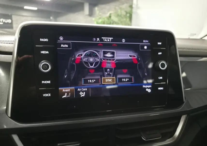 Écran tactile central du Volkswagen T-Roc 2022 affichant les réglages de climatisation à 19,5°C.