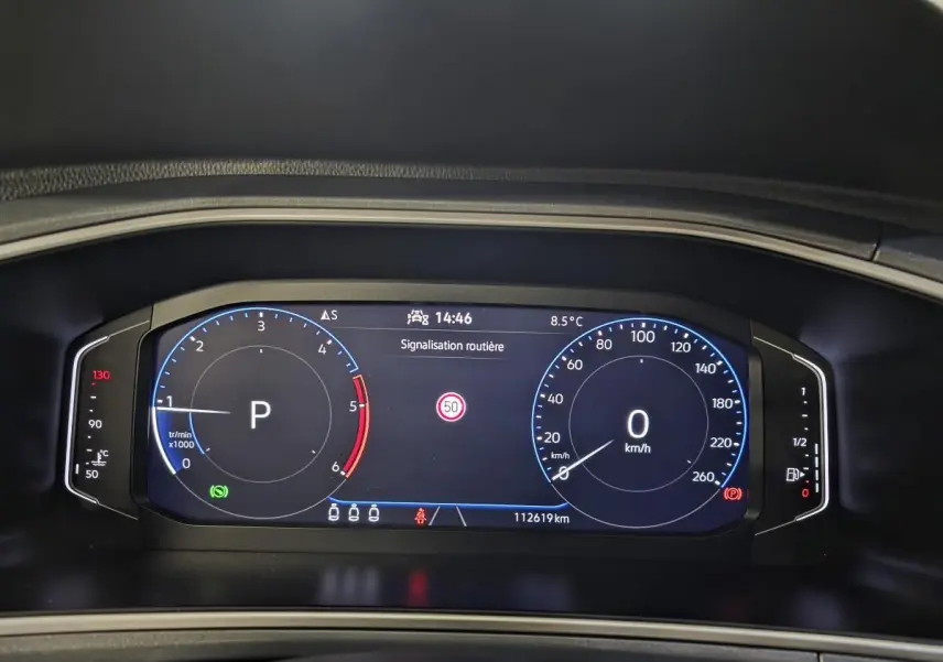 Tableau de bord digital du Volkswagen T-Roc 2.0 TDI 2022 affichant la vitesse, régime moteur et signalisation routière.