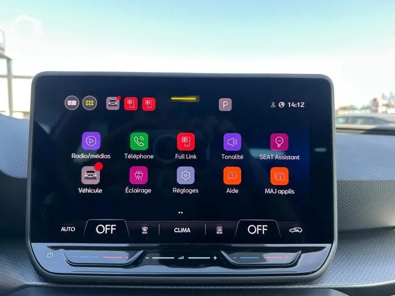 Écran tactile central du tableau de bord du SEAT LEON ST 2025 affichant les menus multimédias et réglages.