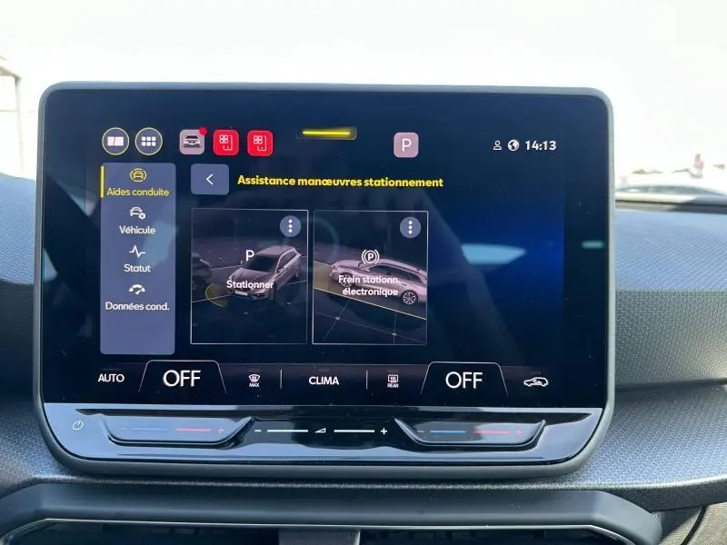 Écran tactile central du tableau de bord du SEAT LEON ST 2025, affichant l'assistance aux manœuvres de stationnement.