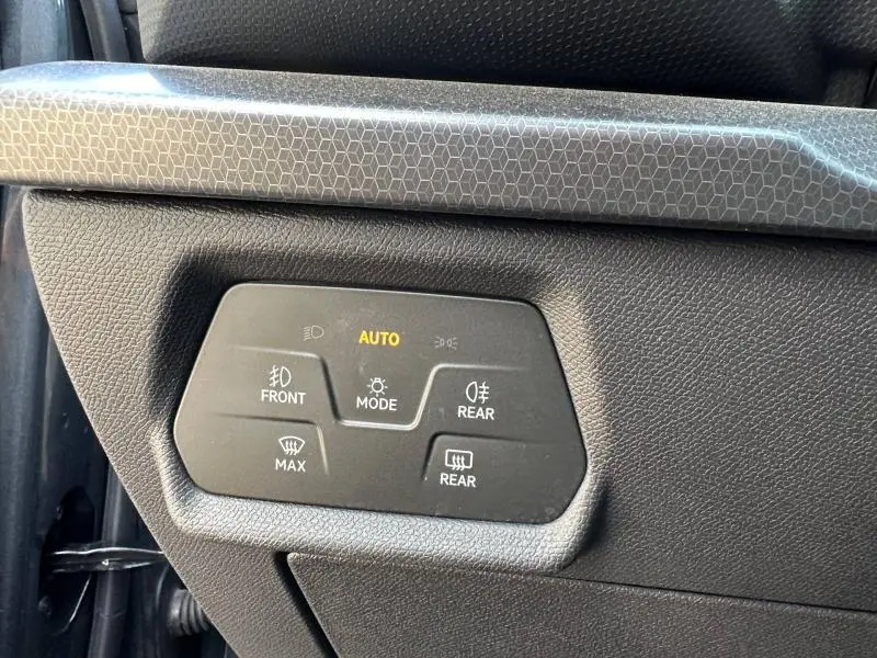 Détail des commandes d'éclairage et désembuage sur le tableau de bord d'un SEAT LEON ST gris Magnétique Métallisée.