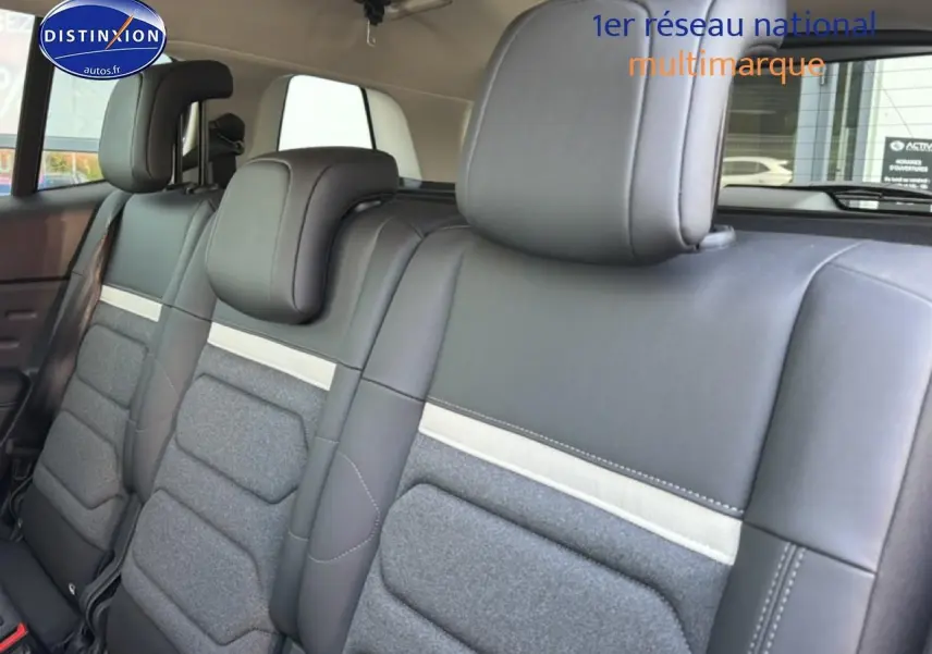 Vue rapprochée des trois sièges individuels arrière en tissu brun et cuir noir du Citroën C5 Aircross 2025.