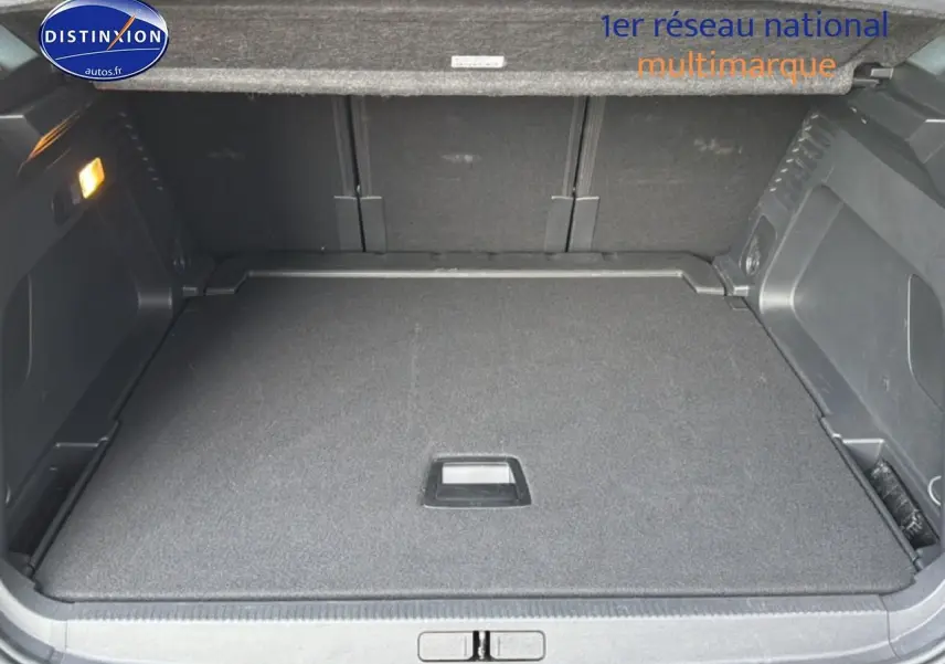 Coffre ouvert vu de l'arrière d'un Citroën C5 Aircross gris platinium, espace de chargement plat et propre.