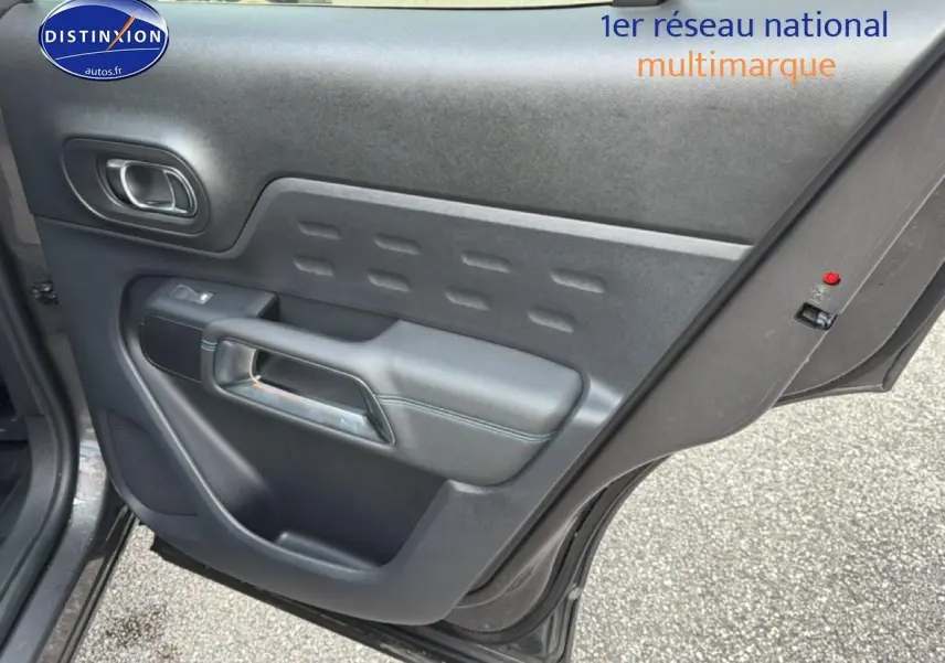 Vue rapprochée de la porte arrière droite du Citroën C5 Aircross gris platinium, avec poignée intégrée et bouton de vitre électrique.