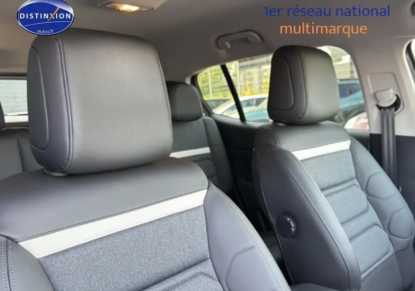 Gros plan sur les sièges avant en tissu brun et cuir noir du Citroën C5 Aircross 2025, intérieur spacieux et moderne.