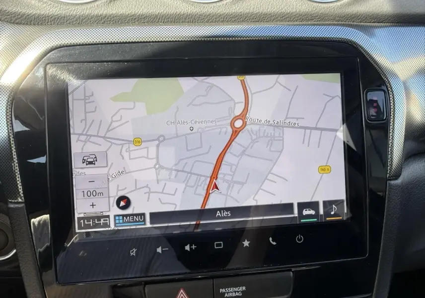 Écran tactile central du Suzuki Vitara 2025 montrant la navigation avec carte et itinéraire en vue rapprochée.