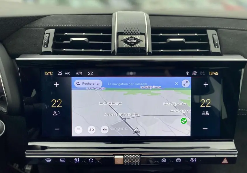 Vue rapprochée de l’écran tactile central du DS7 Crossback 2024 gris foncé avec navigation TomTom et commandes climatisation.