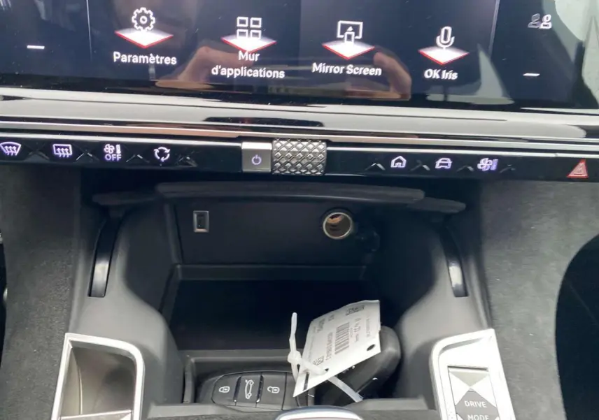 Vue rapprochée de la console centrale du DS7 Crossback 2024 gris foncé, avec écran tactile et commandes Drive Mode visibles.
