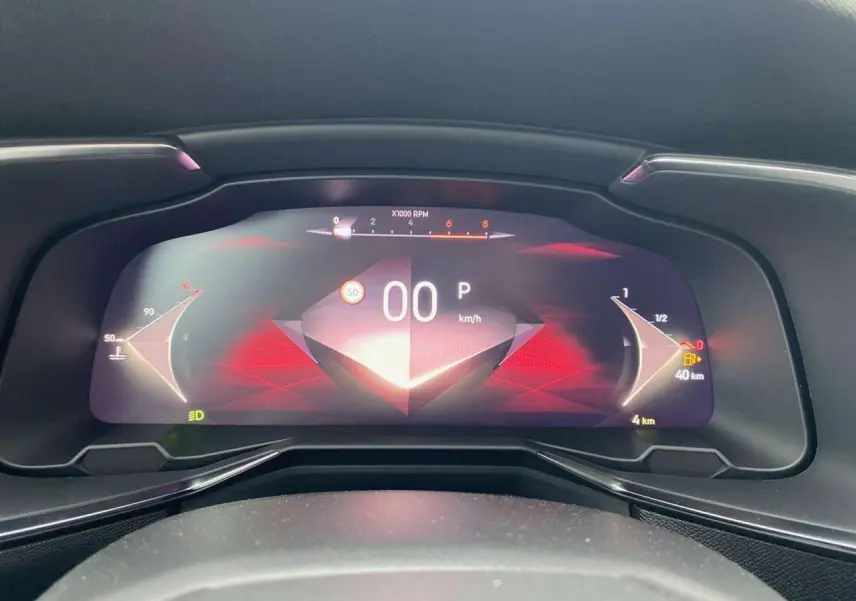 Tableau de bord numérique du DS7 Crossback 2024, affichage digital avec fond rouge et informations de vitesse et carburant.