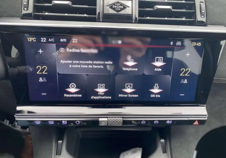 Écran tactile central du DS7 Crossback 2024 gris foncé, affichant les options multimédia et climatisation en vue frontale.