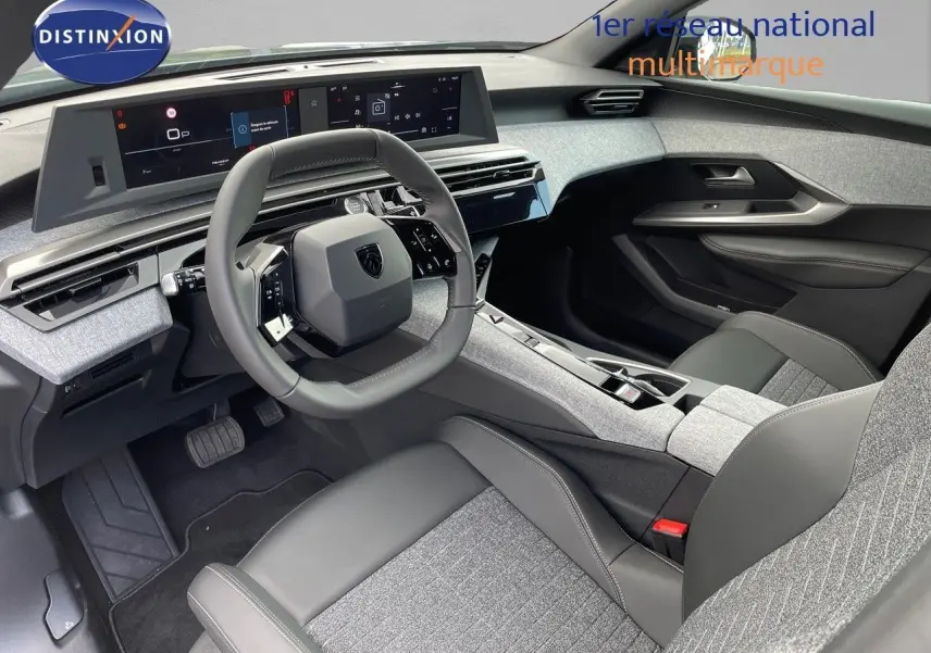 Intérieur du Peugeot 3008 Hybrid 2025 vu côté conducteur, avec tableau de bord numérique et sellerie gris clair et cuir noir.