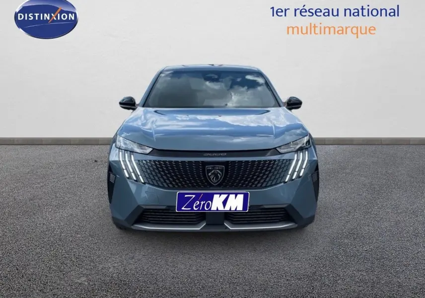 Vue frontale d'un Peugeot 3008 hybride bleu Ingaro Metal avec calandre noire et feux LED distinctifs en griffes.