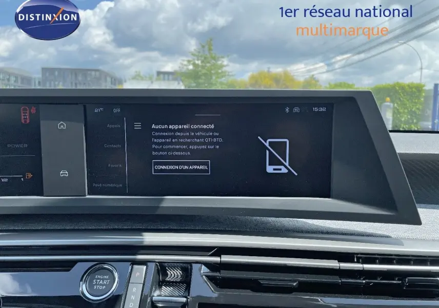 Tableau de bord du Peugeot 3008 Hybrid 2025 avec écran tactile et bouton start/stop, vue intérieure frontale.