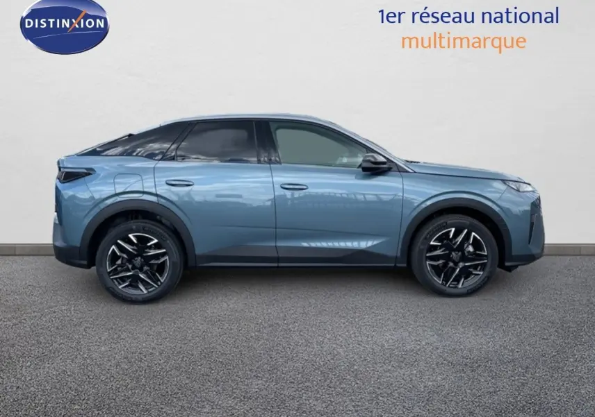 Profil côté gauche du Peugeot 3008 Hybrid 136ch Allure 2025 en bleu Ingaro Metal avec jantes noires bicolores.