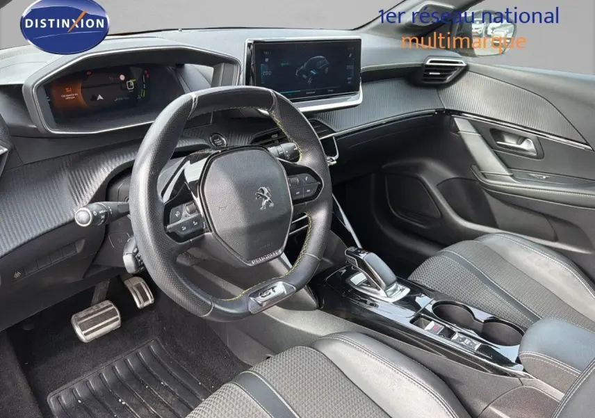 Intérieur de la Peugeot 208 électrique 136ch GT Line 2020, vue côté conducteur, tableau de bord et volant noir avec surpiqûres jaunes.
