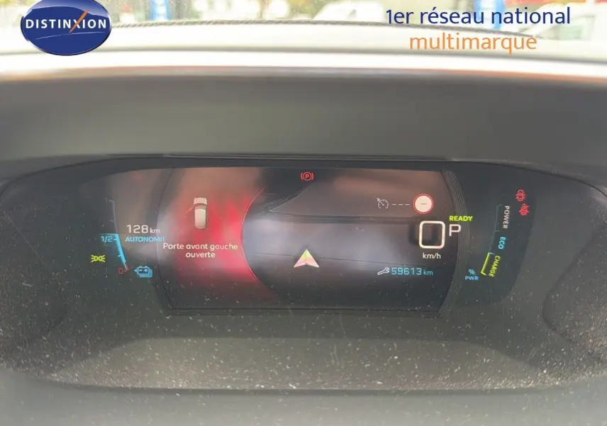 Tableau de bord numérique d'une Peugeot 208 électrique affichant porte avant gauche ouverte et autonomie restante.