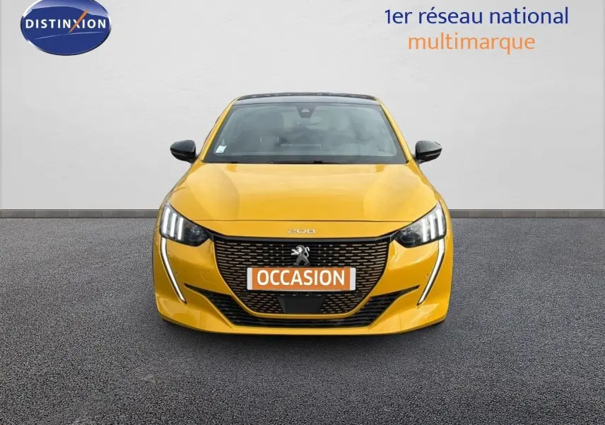 Vue frontale d'une Peugeot 208 électrique jaune Faro métal avec toit noir, mettant en valeur sa calandre distinctive et ses phares LED.