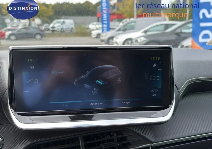 Écran central tactile affichant les statistiques de charge d'une Peugeot 208 électrique, intérieur moderne noir.
