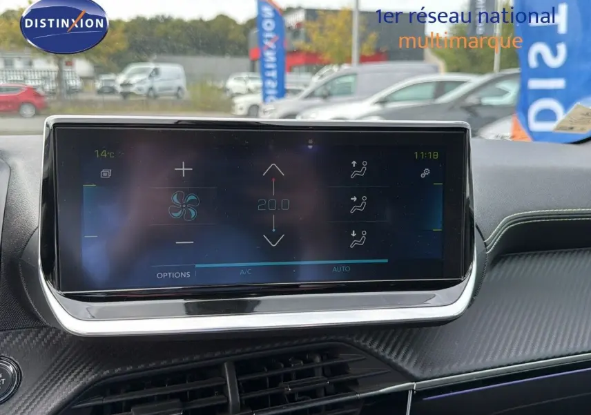 Écran tactile du tableau de bord de la Peugeot 208 électrique 136ch GT Line, affichant la climatisation à 20°C.
