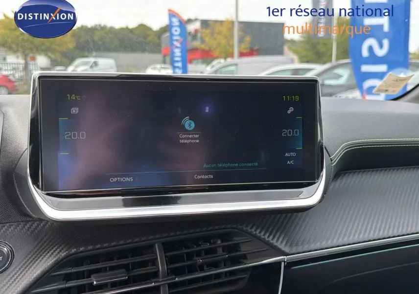 Écran tactile central du tableau de bord de la Peugeot 208 électrique 136ch GT Line, ambiance intérieure moderne.