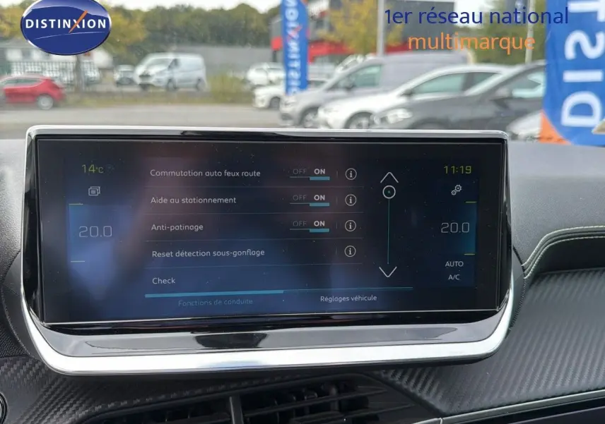 Écran tactile central du tableau de bord de la Peugeot 208 électrique 136ch GT Line, affichant les réglages du véhicule.