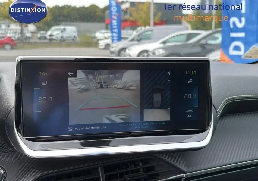 Écran tactile du tableau de bord de la Peugeot 208 électrique 136ch GT Line montrant la caméra de recul et la climatisation.