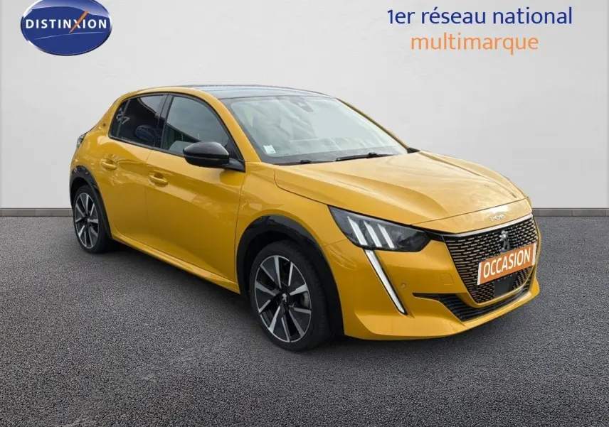 Peugeot 208 électrique jaune Faro avec toit noir, vue 3/4 avant droit mettant en valeur ses feux LED distinctifs.