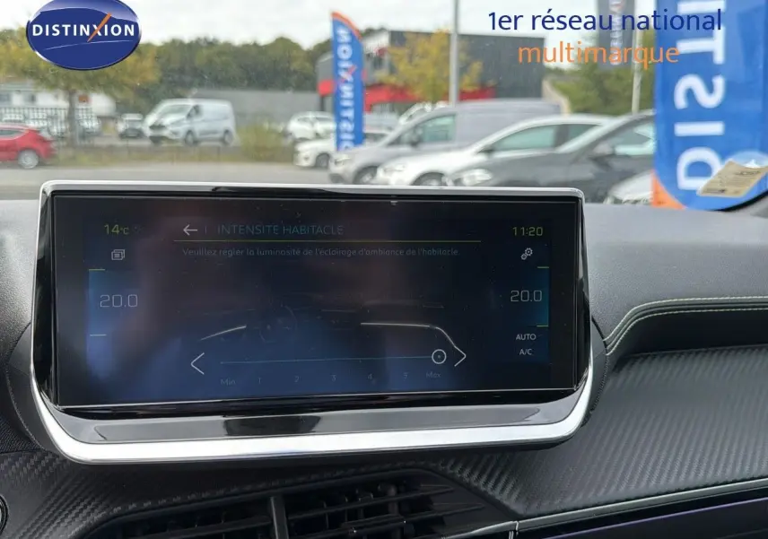Écran tactile central affichant le réglage de l'intensité lumineuse de l'habitacle d'une Peugeot 208 électrique 2020.