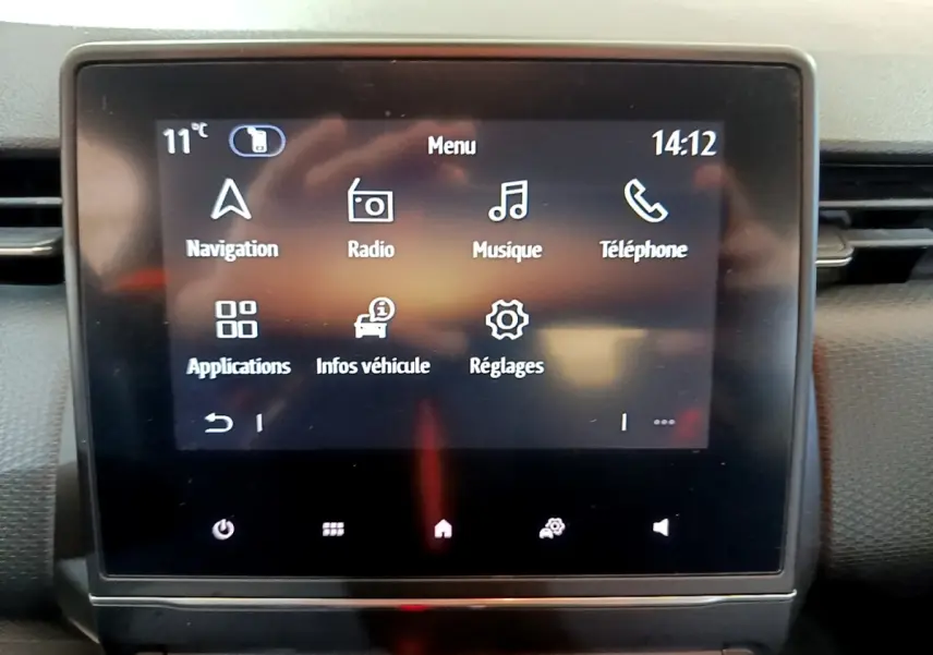 Écran tactile central de la Renault Clio Business E-TECH 140 de 2022 affichant le menu principal avec navigation et radio.
