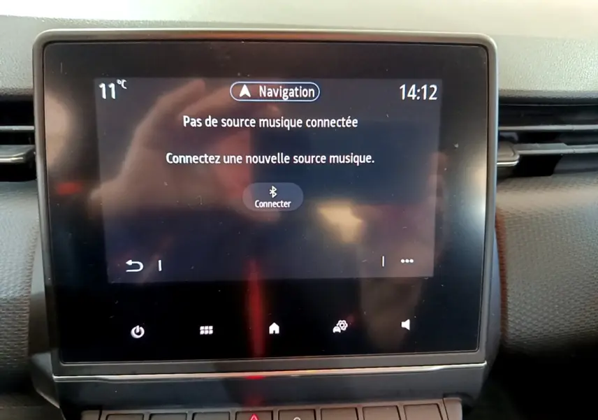 Vue rapprochée de l’écran tactile central de la Renault Clio Business E-TECH 140 gris foncé affichant le menu de connexion Bluetooth.