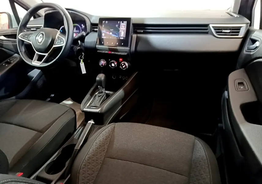 Vue intérieure avant de la Renault Clio Business E-TECH 140 gris foncé, tableau de bord avec écran tactile et volant multifonctions.