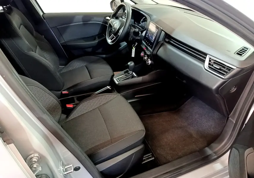 Intérieur avant droit de la Renault Clio Business E-TECH 140 gris foncé, sièges tissu noirs et tableau de bord moderne.